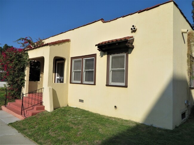 Photo - 323 W Glenoaks Blvd