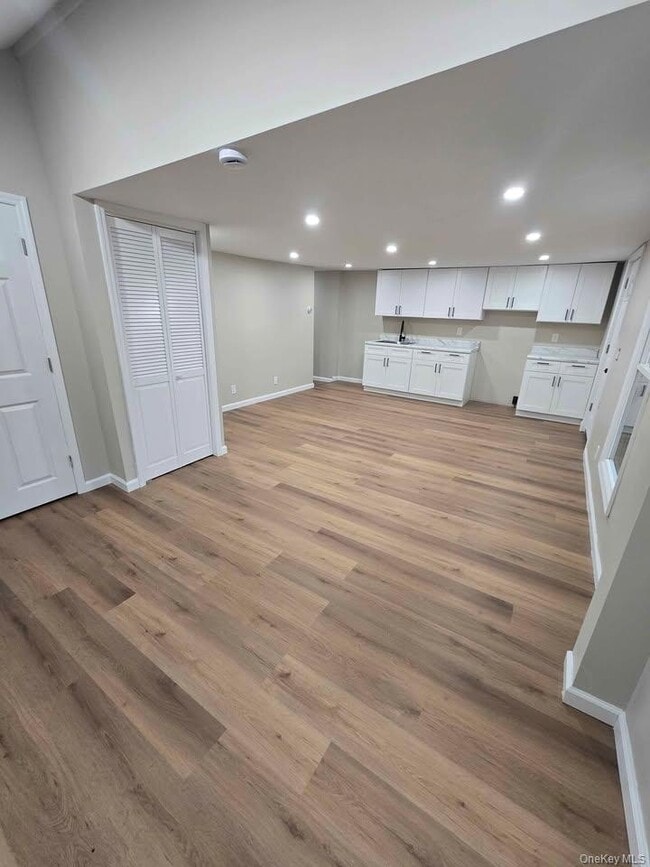 Building Photo - 993 N Quaker Ln Unit 3