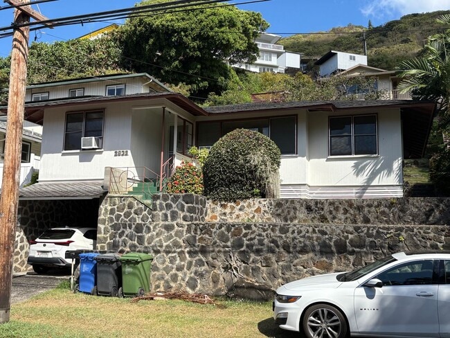 Building Photo - Charming 3 bedroom, 1 bath home in Manoa!