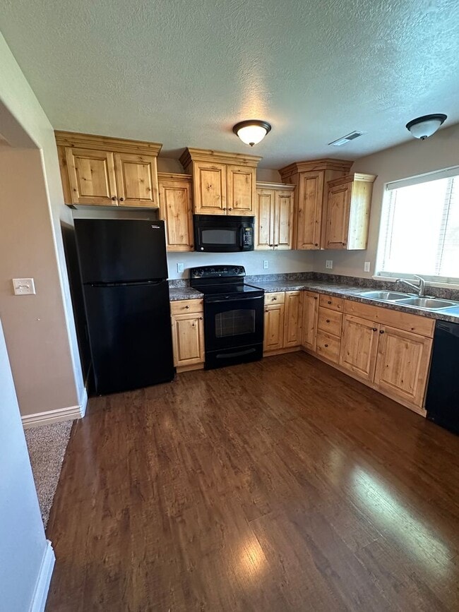 Photo - Desirable 2 Bed 1.5 Bath Lincoln Park Townhome