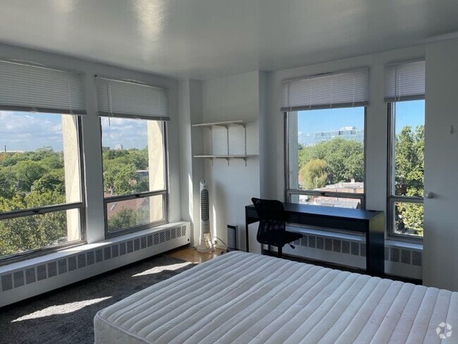 Building Photo - 1401 E 55th St Rental
