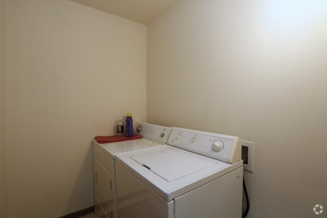 2BR, 1BA 930sq ft (3rd fl Open Concept) - Laundry Room