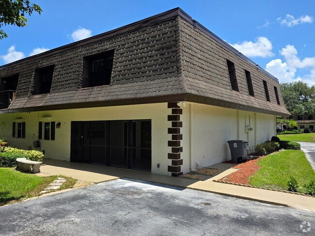 Building Photo - 9460 SW 61st Way Rental