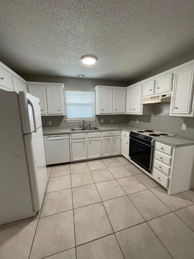 Photo - 4638 Erskine St