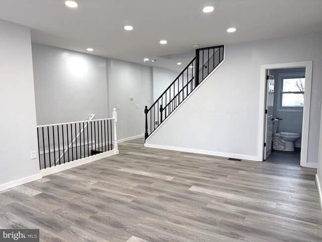 Photo - 330 N 2nd St