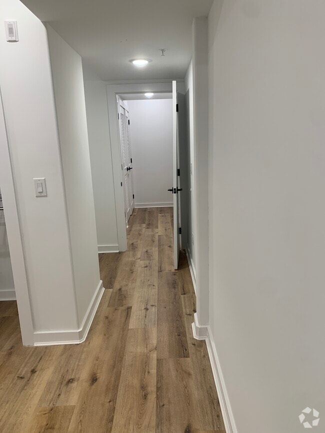 Building Photo - 2416 Clifford St Unit 1F Rental