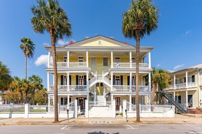Building Photo - Spacious Three Bedroom Apartment on Calhou...
