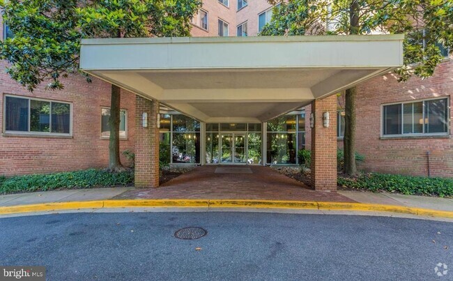 Building Photo - 3000 Spout Run Pkwy Unit B109 Rental