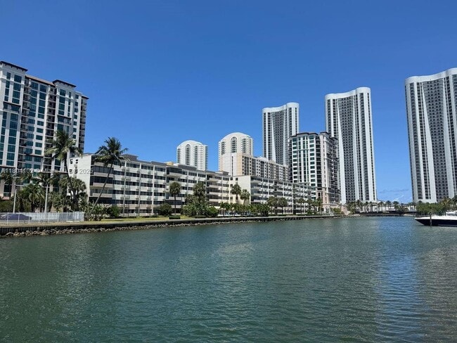 Photo - 300 Bayview Dr Unidad 511 Rental