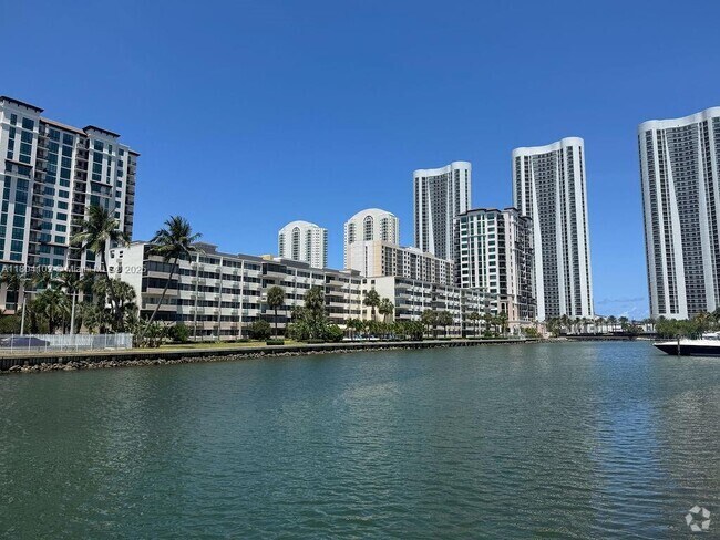 Building Photo - 300 Bayview Dr Unit 511 Rental