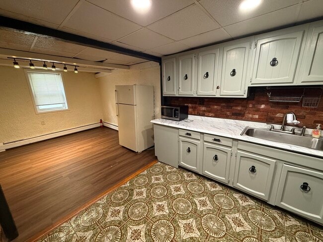 Building Photo - 612 Grand St Unit BH