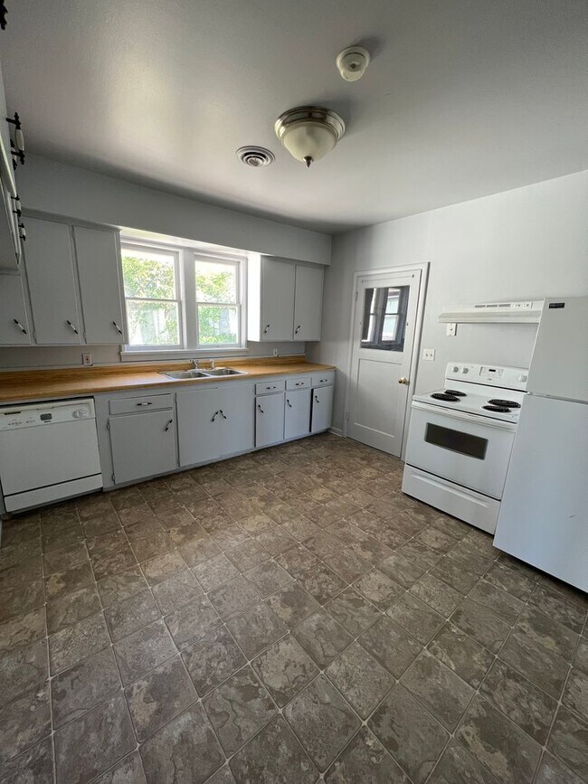 Photo - 4 Bedroom, 2 Bathroom Home - Located near Oregon Tech and Sky Lakes!