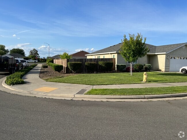 Building Photo - 388 N Biggs Dr Rental