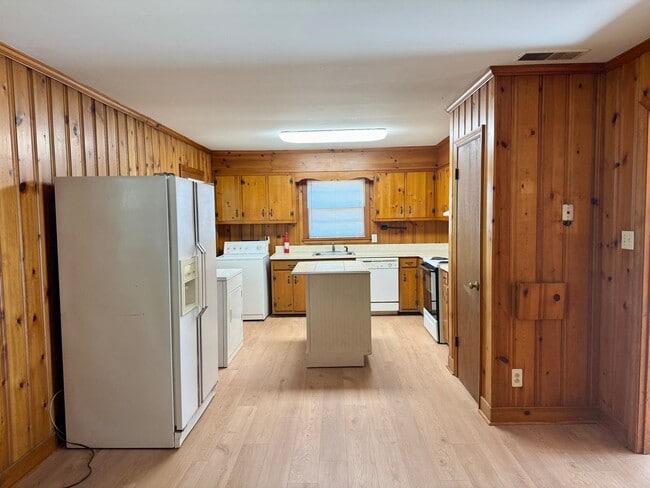 Photo - Three bedroom, 1.5 bath house in Burlington