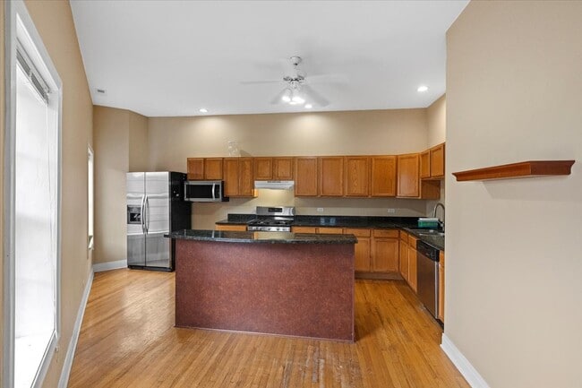 Building Photo - 1046 N Milwaukee Ave Unit #  03