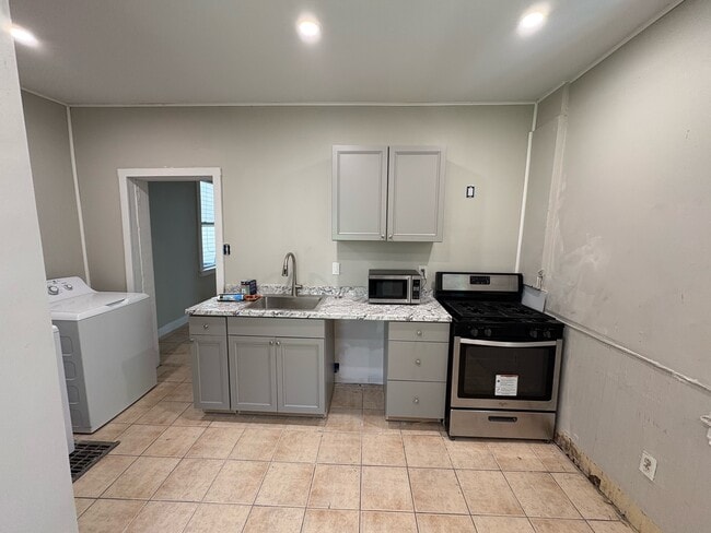 Photo - 207 Dunseith St