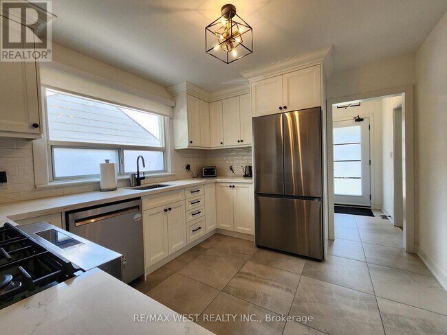 Photo - 835 Hortop St