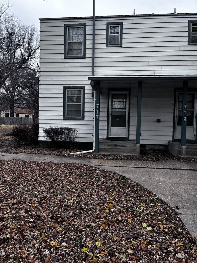 Building Photo - Two Bedroom, Spacious Apartment
