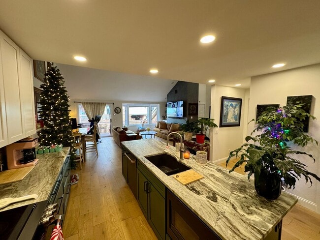 Photo - Beautiful 3 bedroom condo in CWE