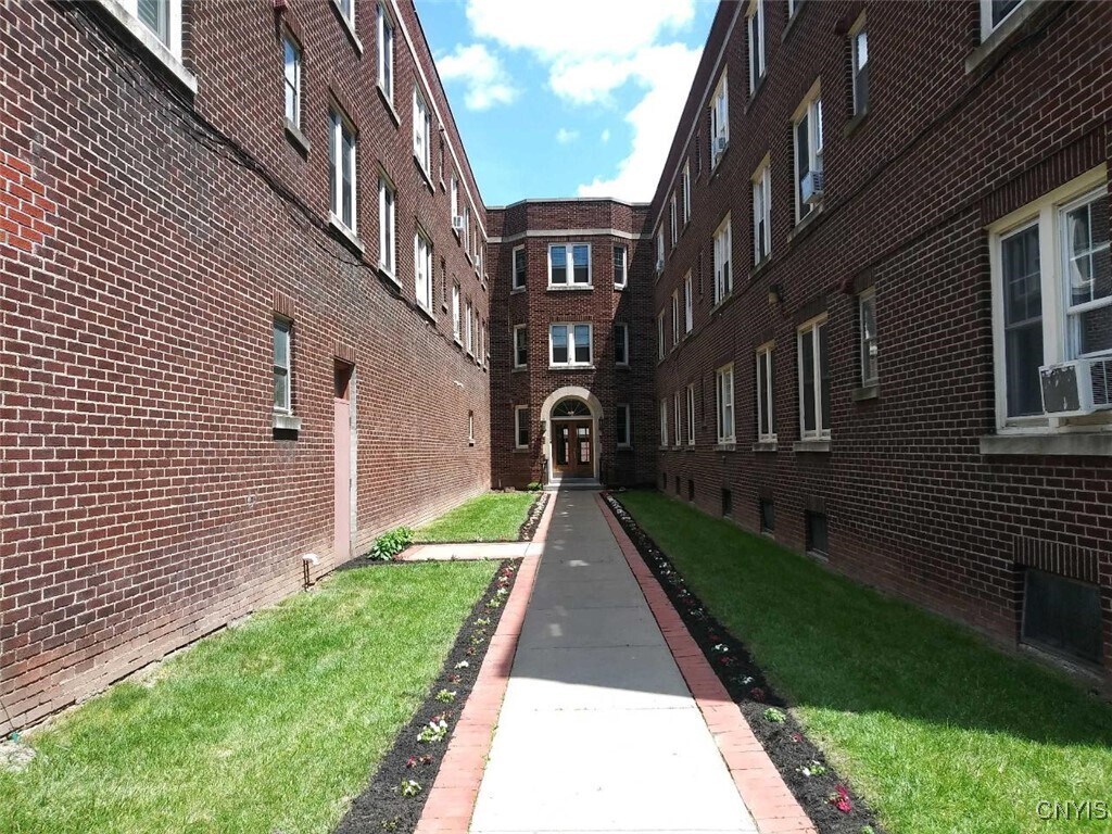 Photo - 2600 James St