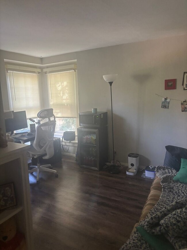 Building Photo - 931 Dewey St Unit 931 1/2