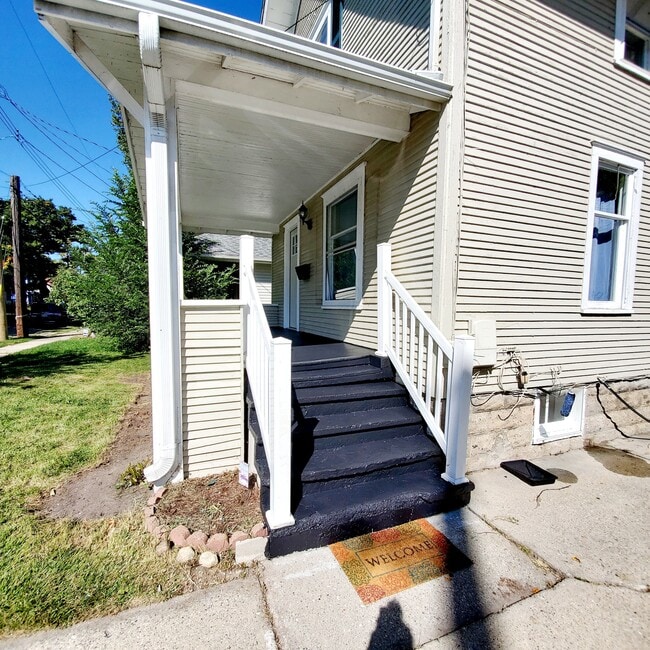 Photo - 327 Leslie St