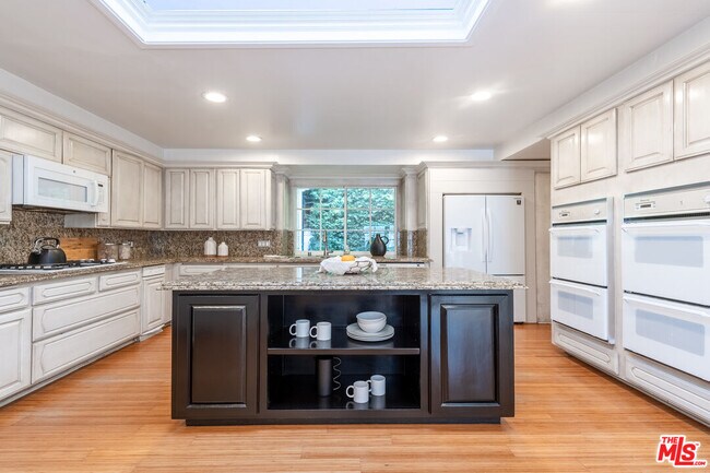 Photo - 1148 Coldwater Canyon Dr