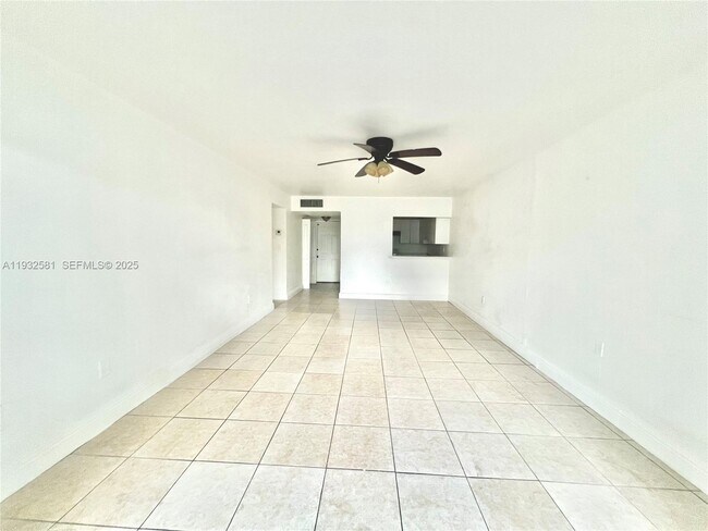 Photo - 1305 W 46th St Unidad 121