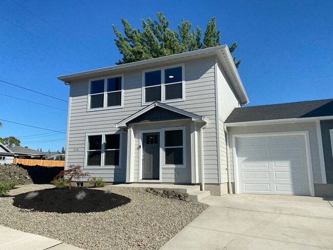 Building Photo - 3 Bedroom 2.5 Bath Townhouse!