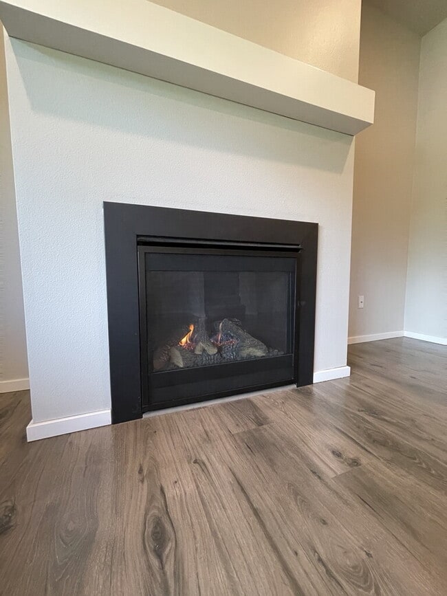Photo - 3 Bedroom / 2.5 Bathroom Townhome - Near Bethany & PCC
**1/2 Off Third Month's Rent**