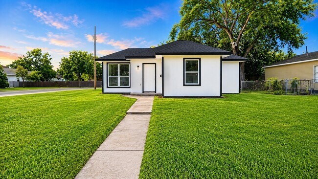 1206 Pinewood Ln