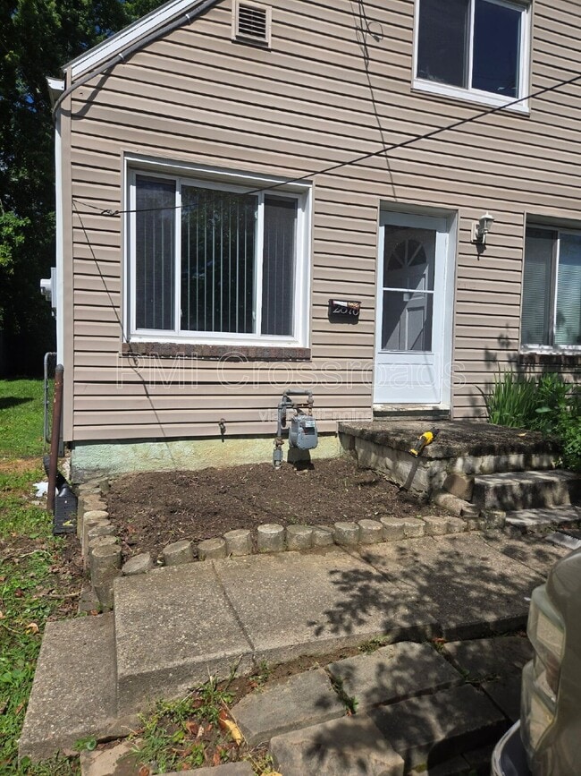 Building Photo - 2876 Hudson Dr Unit A