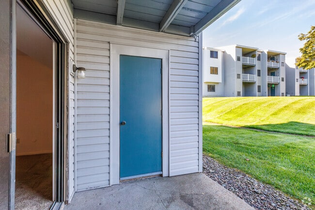 2BR, 1BA - 1,050SF - Patio