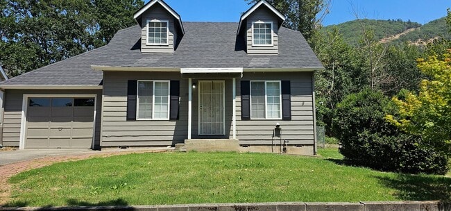 Building Photo - Large Yard - NE Grants Pass Rental