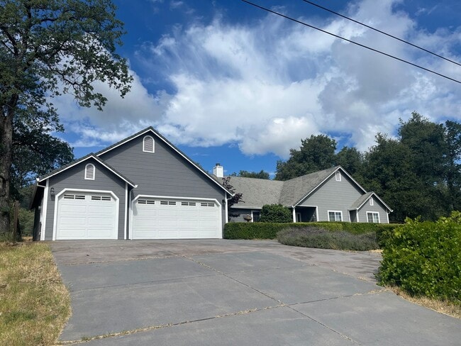 Building Photo - Country Living in Ranchland Acres!