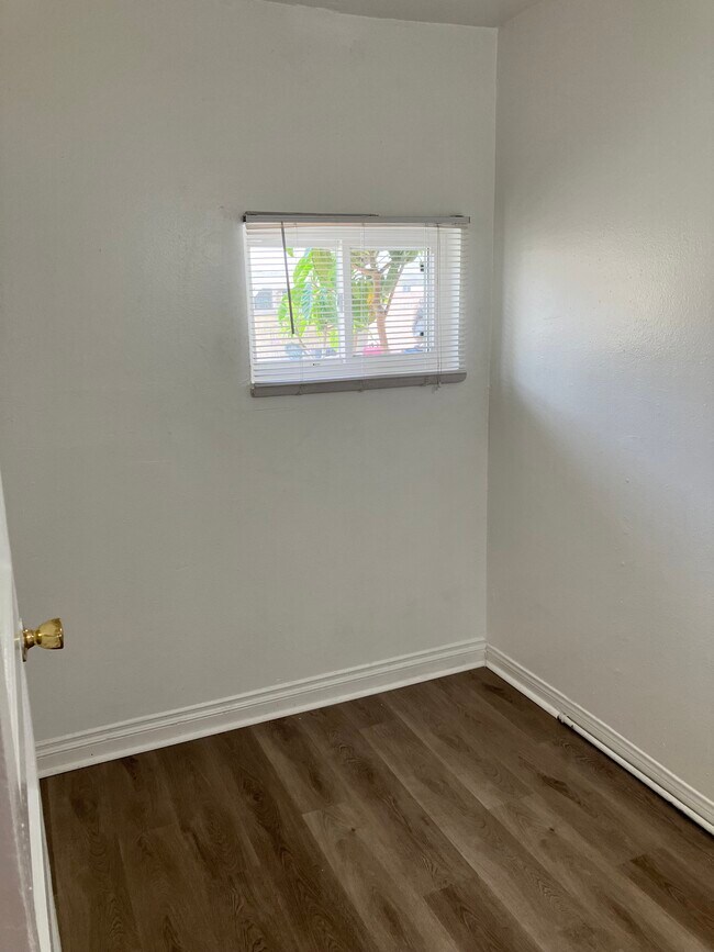 half room - 1056 Cedar Ave Unit 1058