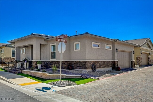 Photo - 762 Praire Plume St