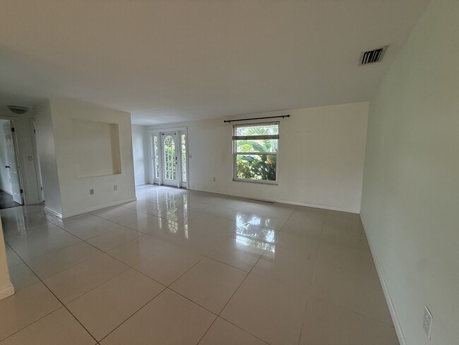 Photo - 3211 Mayflower St