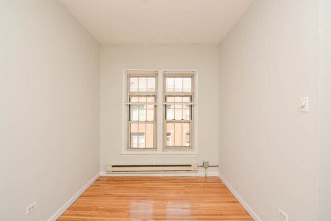 Photo - 627.5 W Barry Ave Unit S4