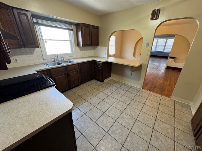 Photo - 295-97 N Midler Ave