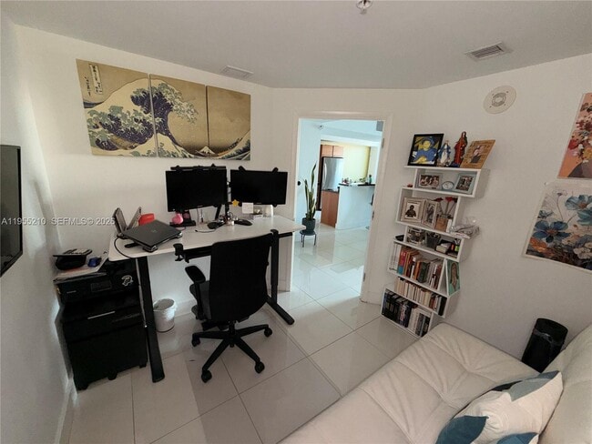 Photo - 253 NE 2nd St Unidad 2402