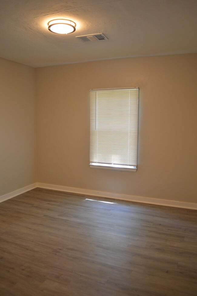 Photo - 1235 E 55th St