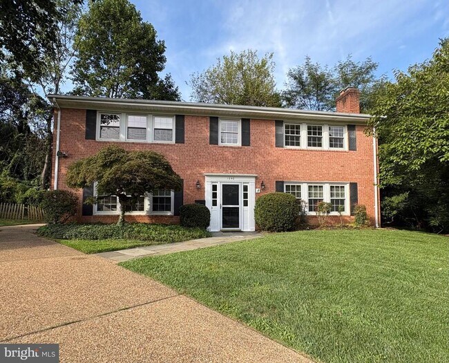 1040 Warbler Pl
