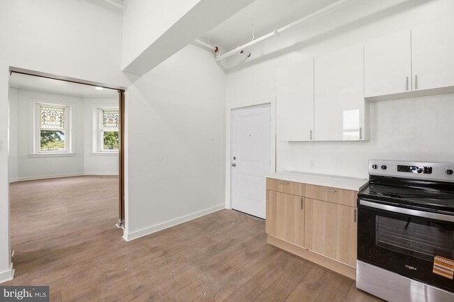 Building Photo - 6012 Ridge Ave Unit 5