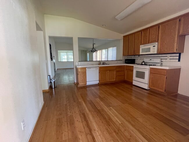 Kitchen - 3870 Graham Island Rd