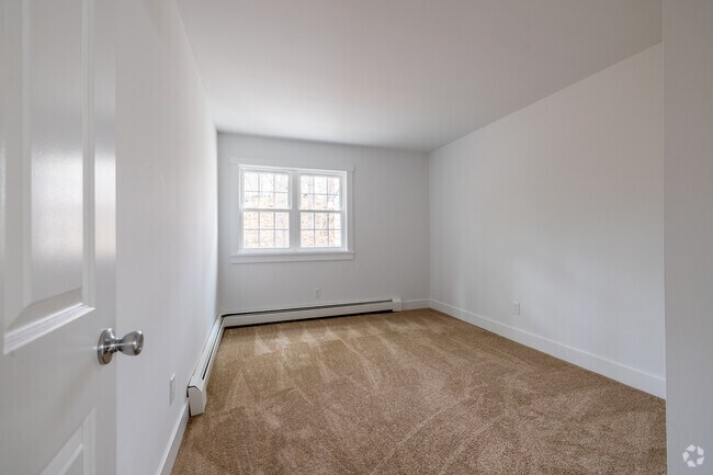2BR, 1BA - 1,000SF - 2nd Bedroom