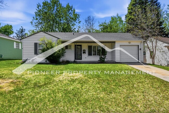 Building Photo - Charming Home with Washer/Dryer and Central AC