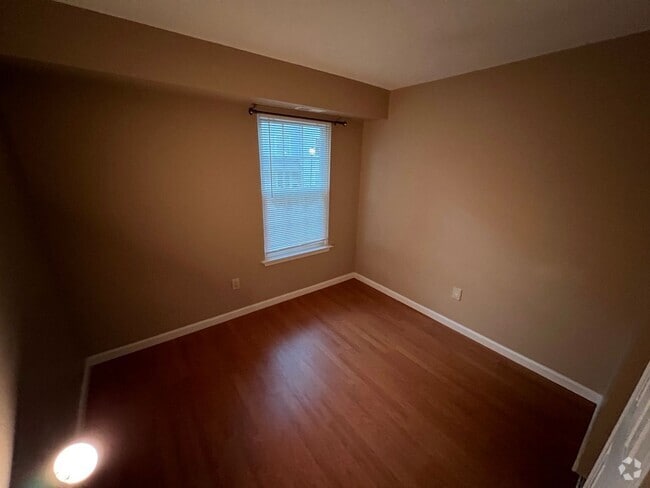 Building Photo - Newtown Grant 2 bedroom condo available Jul 1