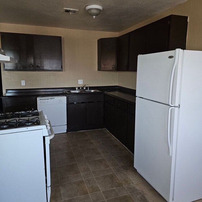 Photo - 2341 Exeter Dr Unidad C