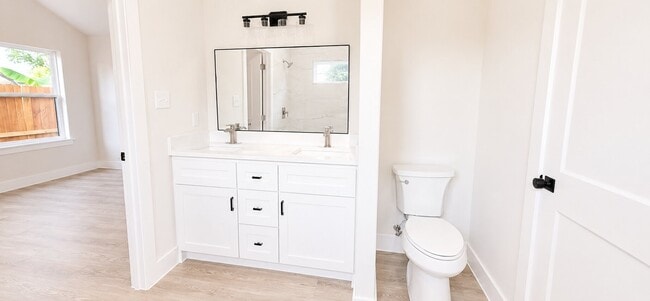 Photo - 142 College St